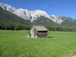 雪山下草原小屋美景