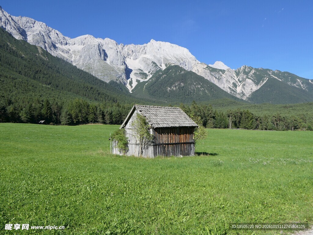 雪山下草原小屋美景