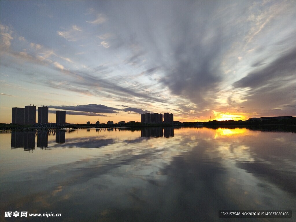 大庆时代广场日落湖面建筑倒影