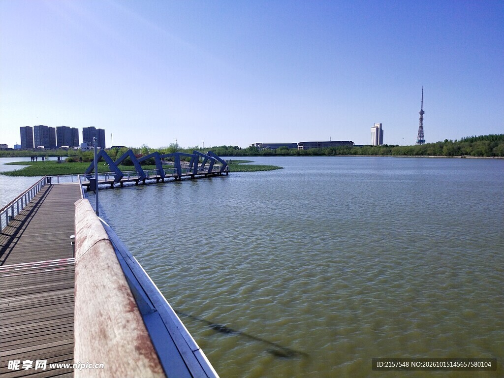 大庆时代广滨水步道河畔城市风光
