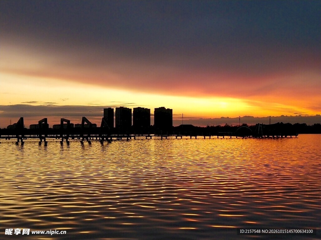大庆时代广场湖岸黄昏城市剪影