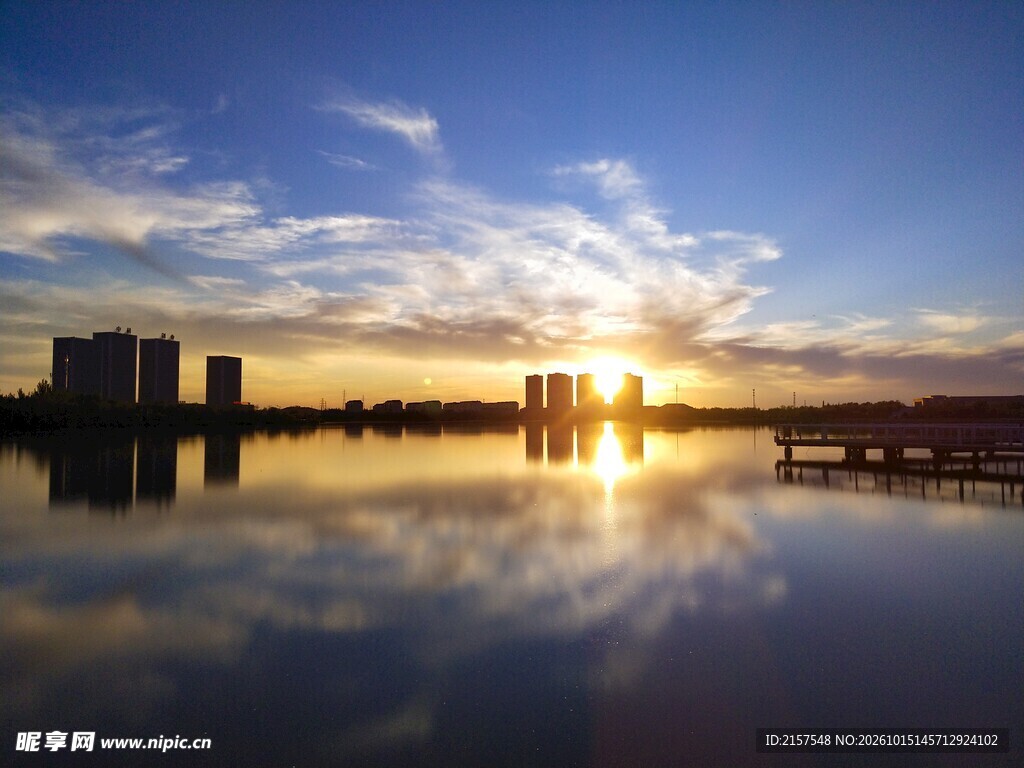 大庆时代广场湖面日出城市倒影