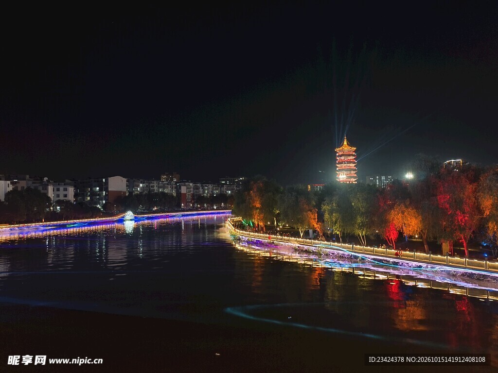 河畔夜景古塔流光
