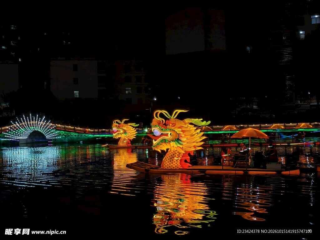 湖面龙灯夜景倒影