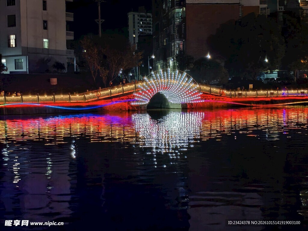 城市夜景水面灯光倒影