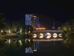 城市湖畔夜景倒影