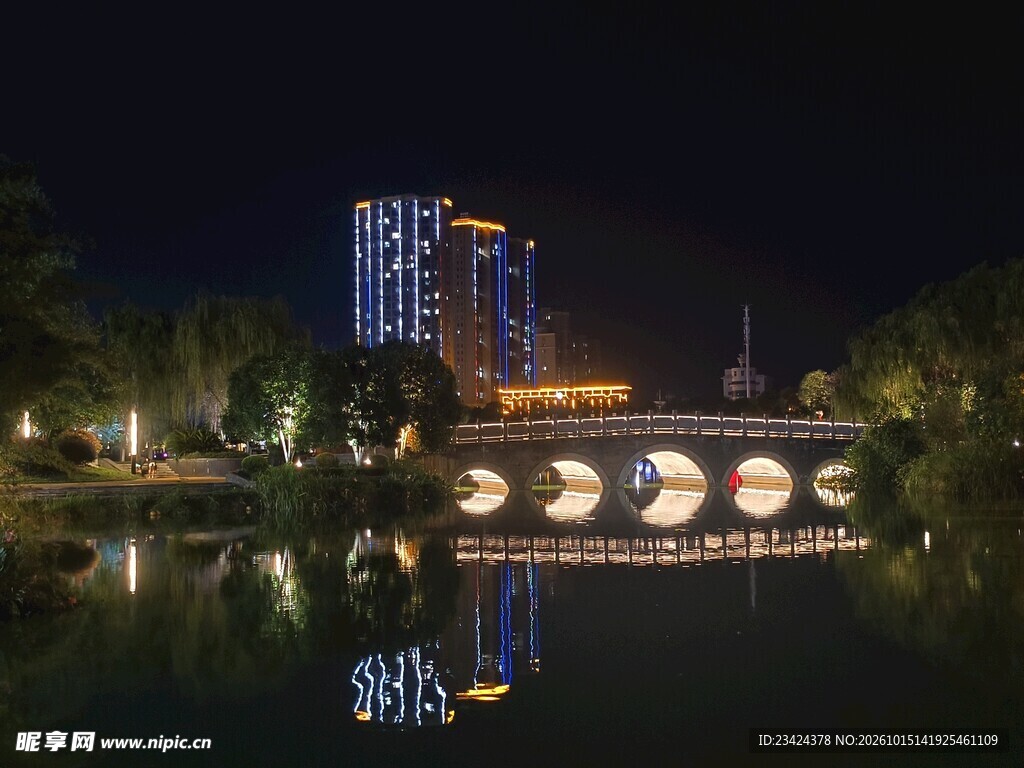 城市湖畔夜景倒影