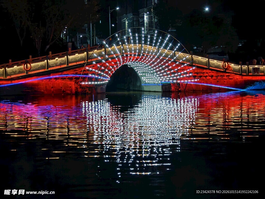 夜景霓虹拱桥倒影