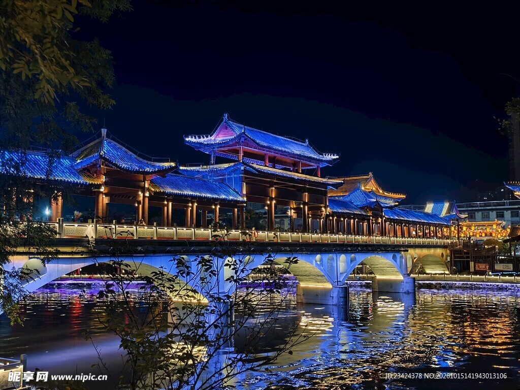 中式廊桥夜景