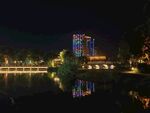 湖畔城市夜景
