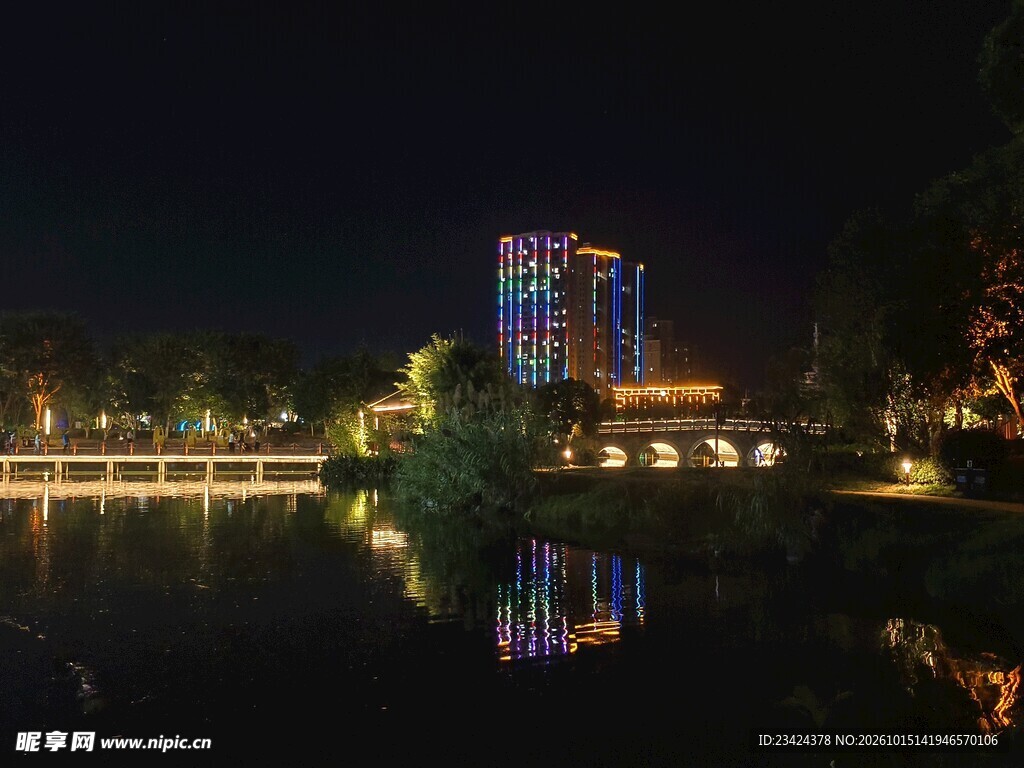 湖畔城市夜景