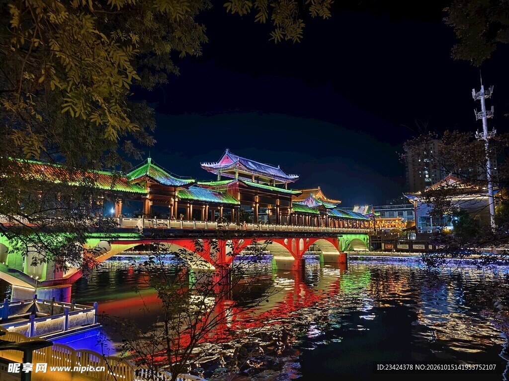 河畔古廊桥璀璨夜景