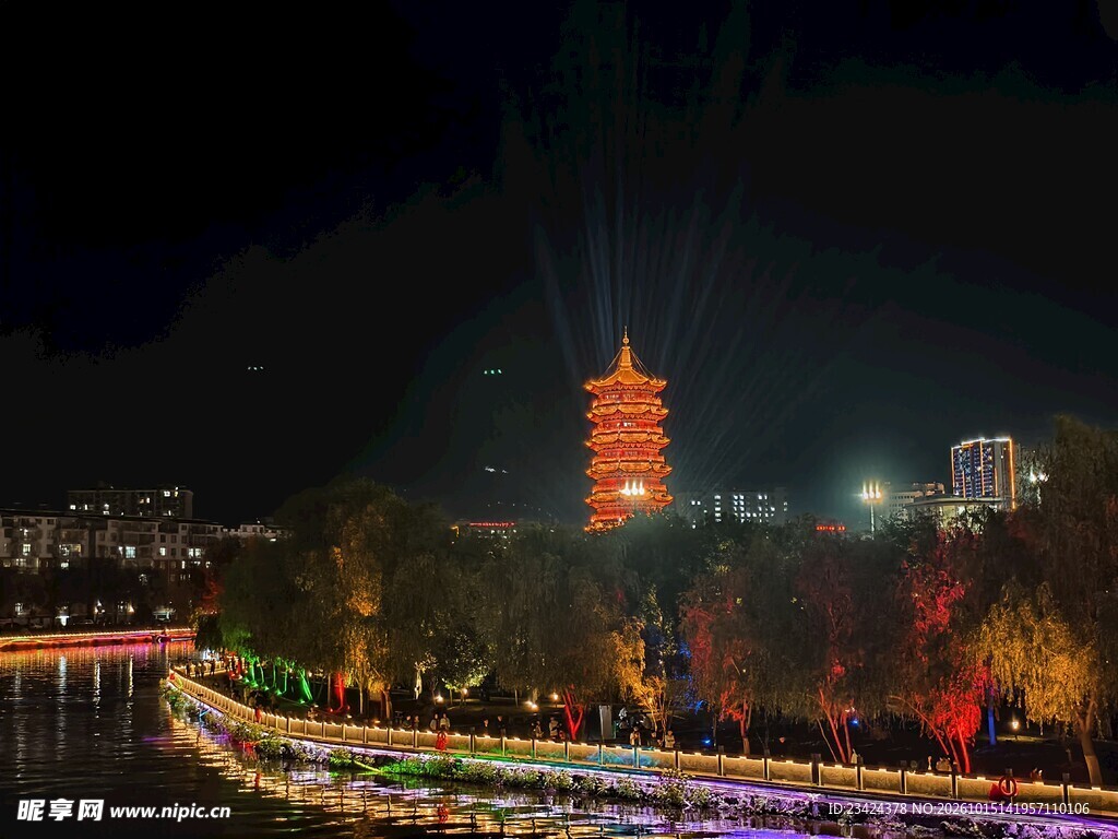 河畔古塔夜景