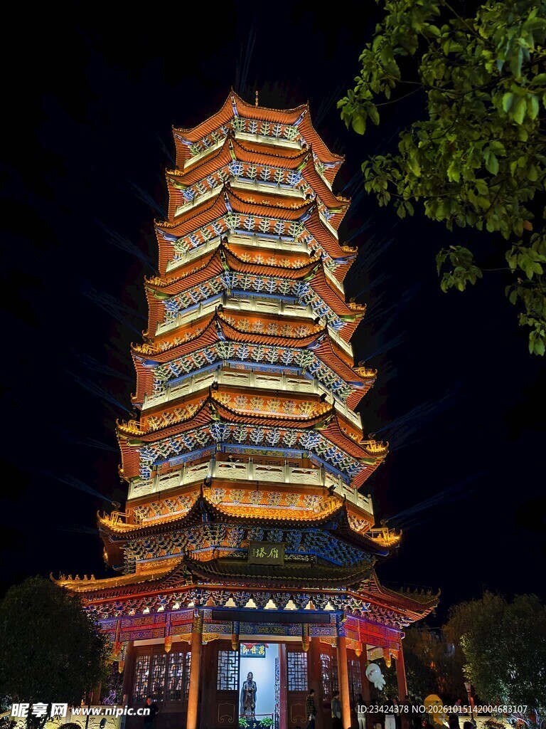 夜色下亮灯的古塔