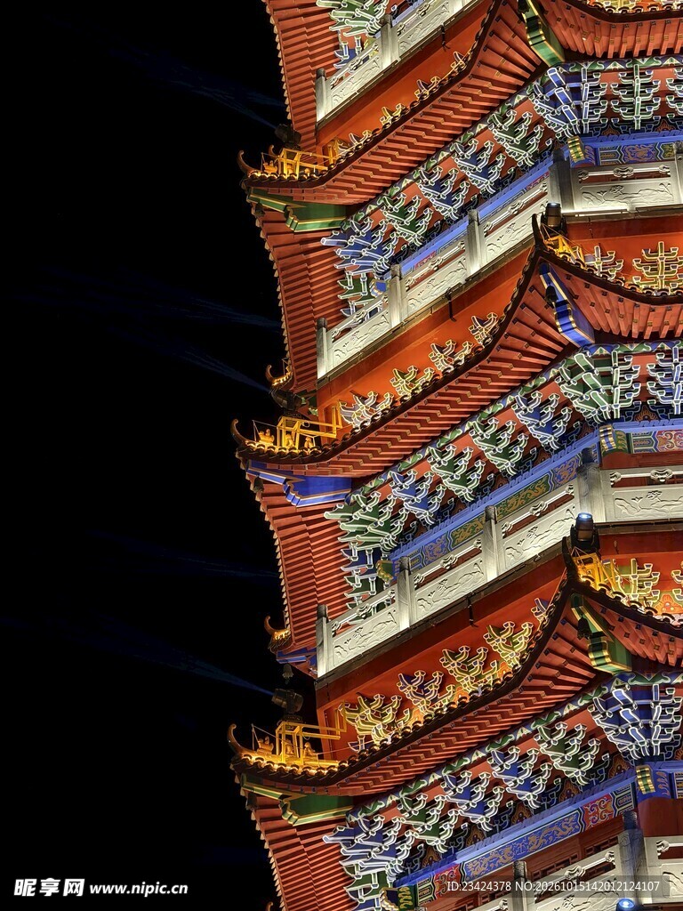 古建层叠飞檐夜景特写