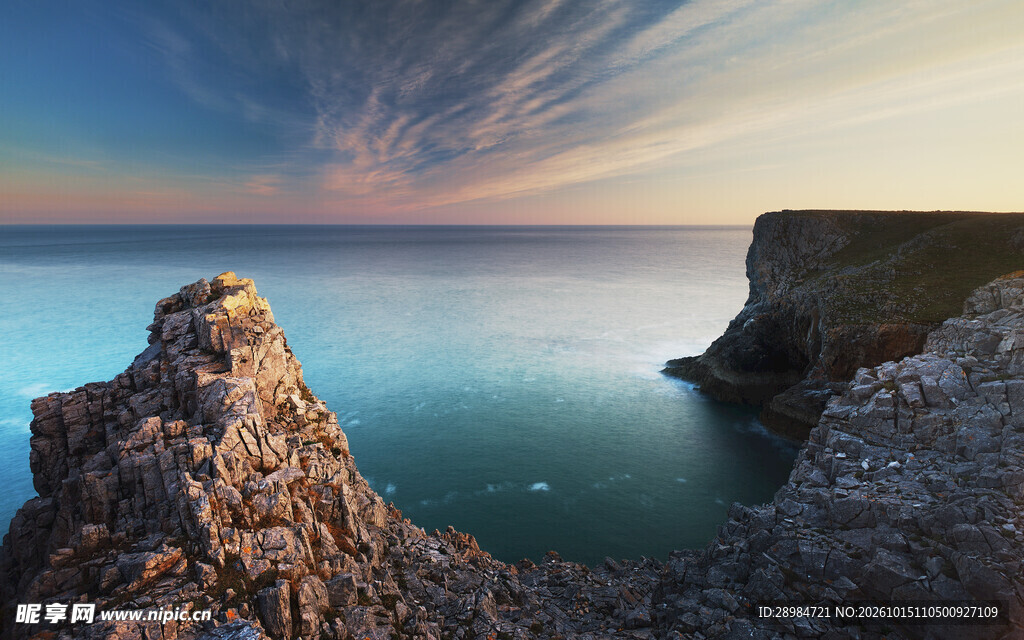 海岸崖边黄昏美景