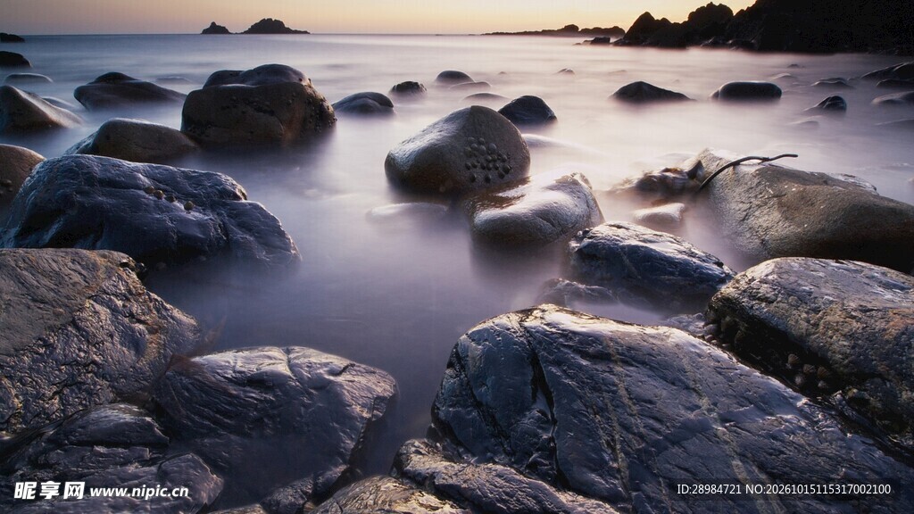 黄昏海岸礁石美景