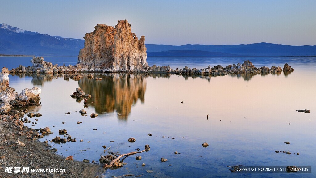 湖岸岩石倒影美景