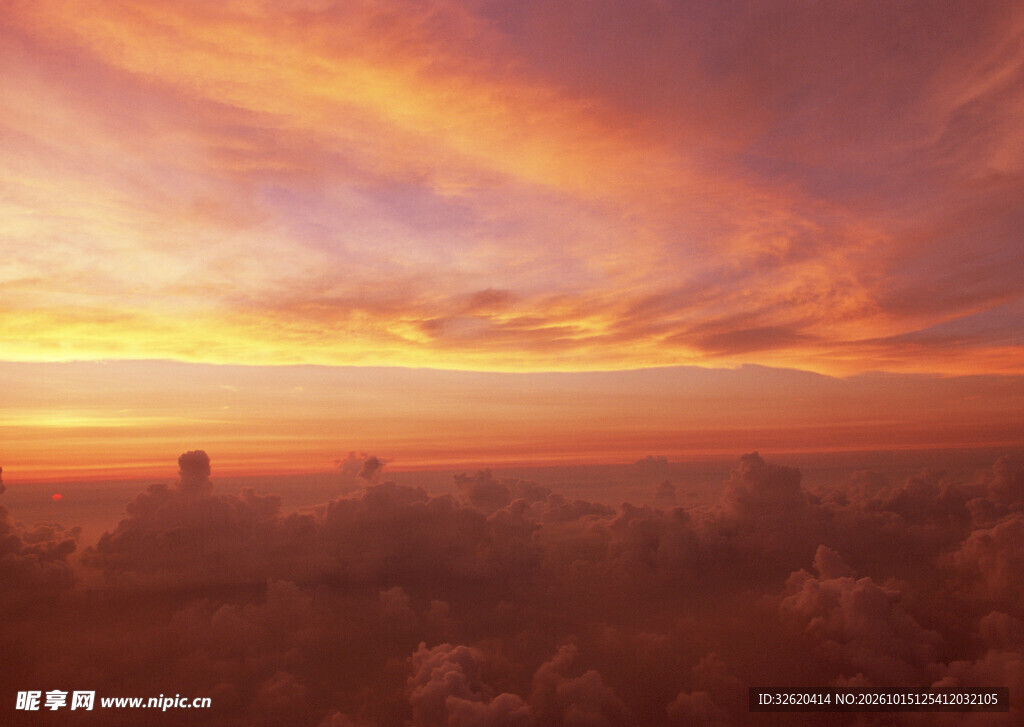 高空云海晚霞盛景