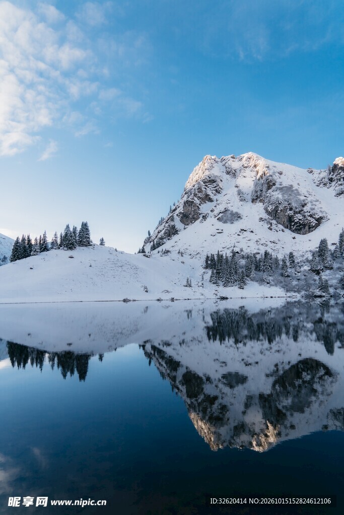 冬日雪山湖泊风光