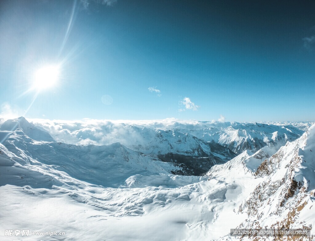 晴日雪山壮丽风光