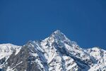 蓝天下的巍峨雪山