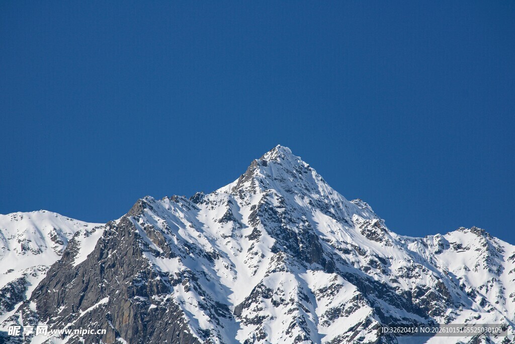 蓝天下的巍峨雪山