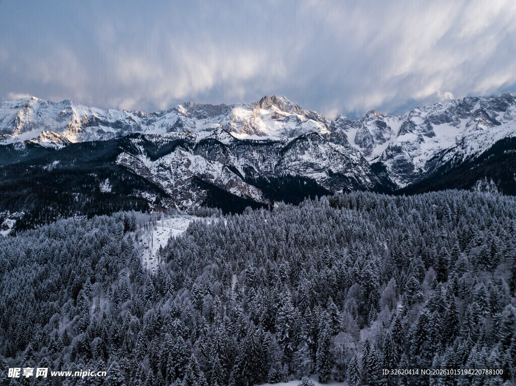 雪山原野自然风光