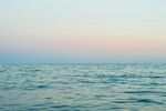 黄昏平静海面风光