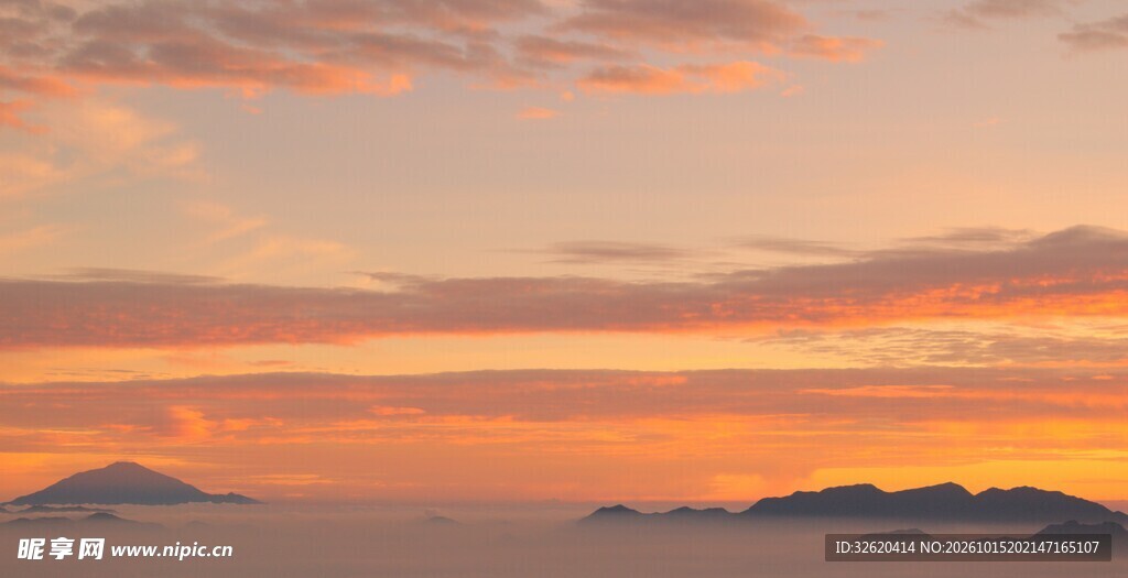黄昏日落远山天空美景