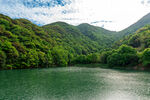 青山环抱碧绿湖泊
