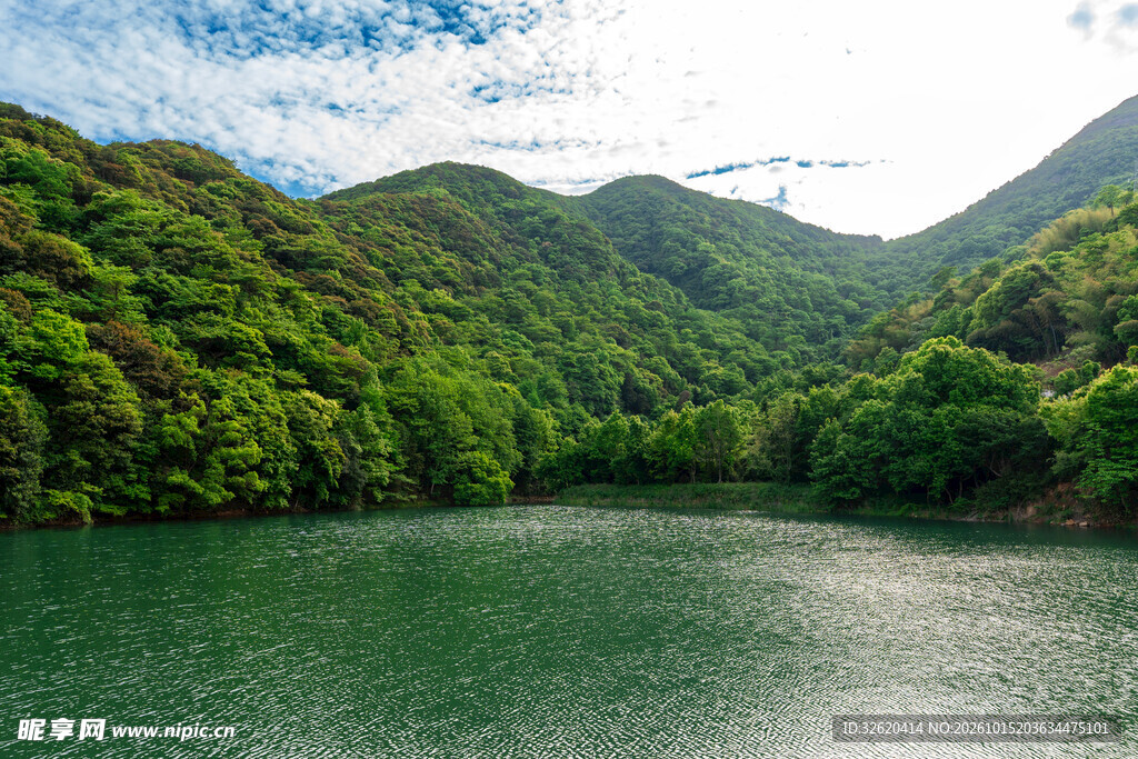 青山环抱碧绿湖泊