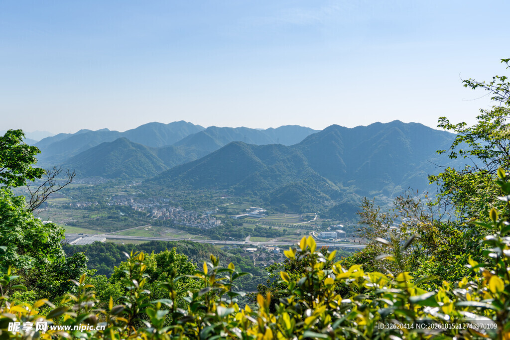 晴日远眺层叠青山