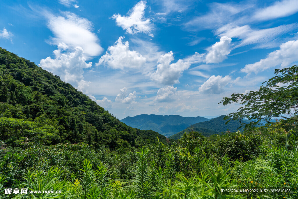 青山蓝天白云山野风光