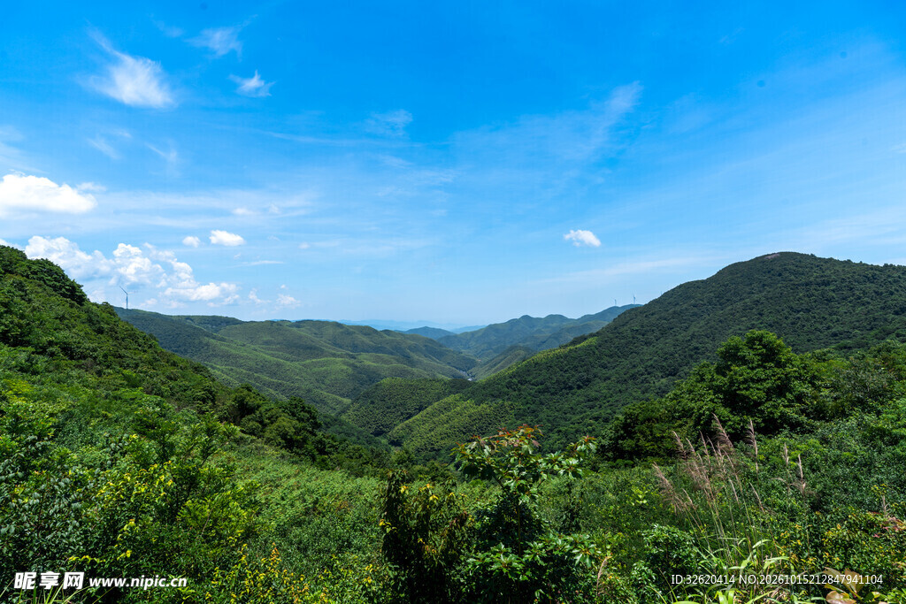 青山绿野晴空风光