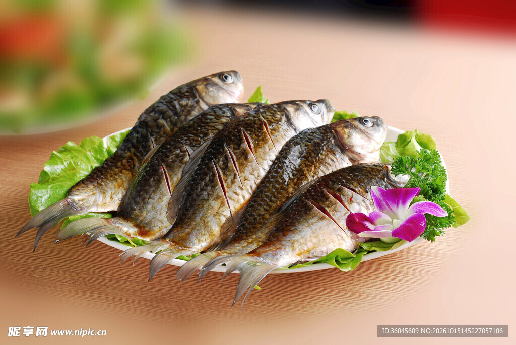 生鲜小鱼摆盘菜品