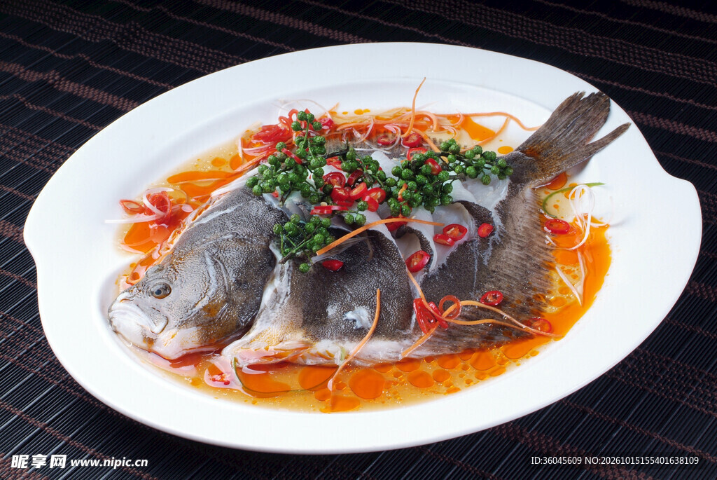 清蒸鲈鱼家常美食