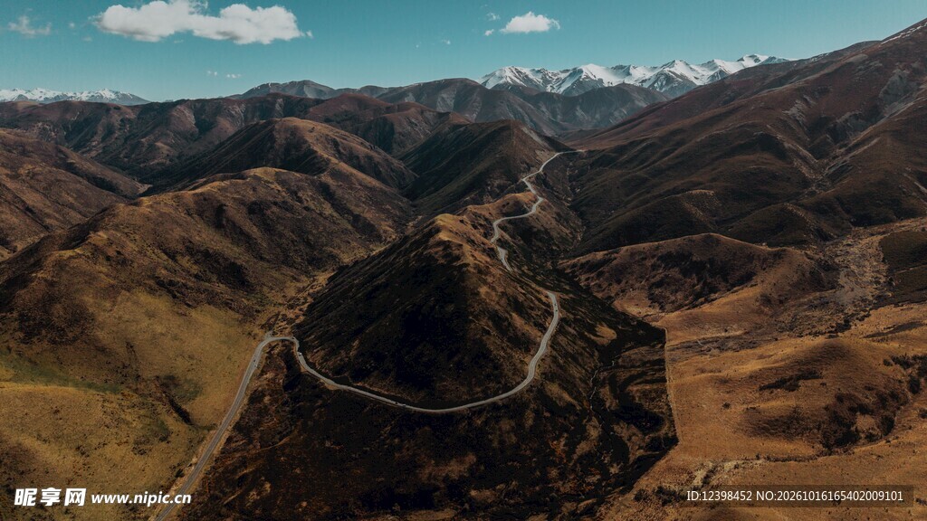 山间盘山公路自然风光