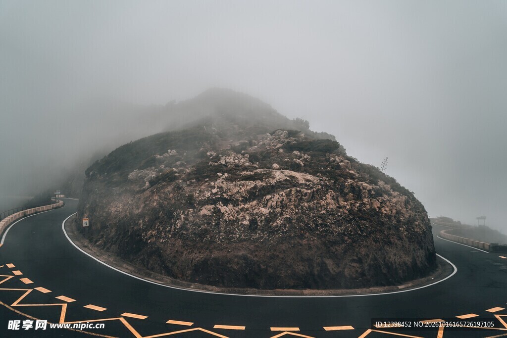 雾绕山间盘山公路