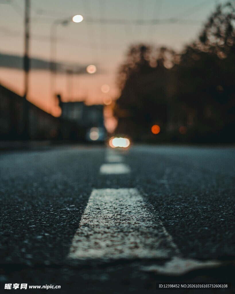 黄昏朦胧公路街景