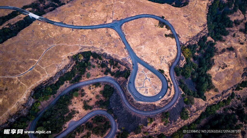 航拍蜿蜒公路景观