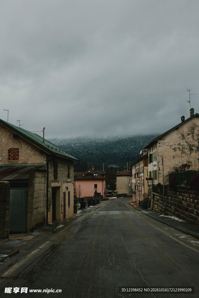 阴天乡村街巷风景