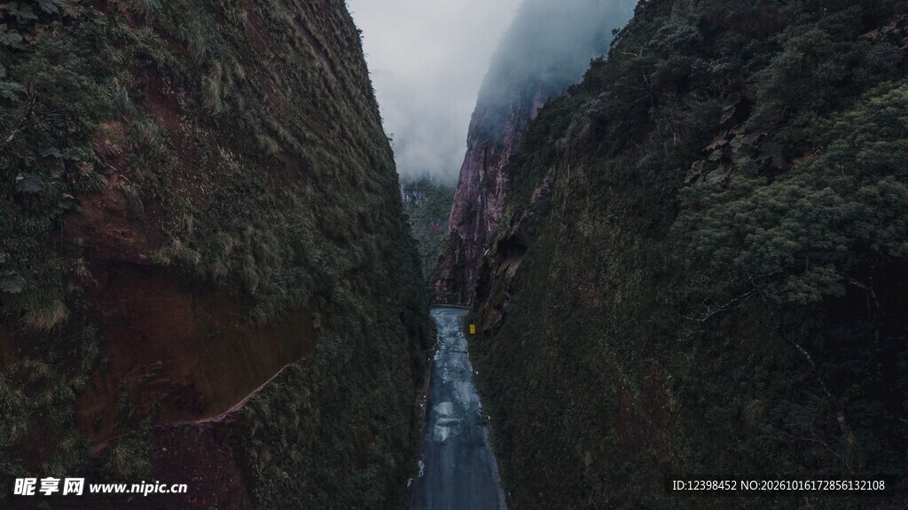 高山峡谷河流