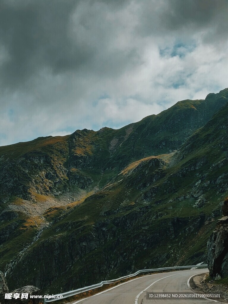 山间阴云下的盘山公路