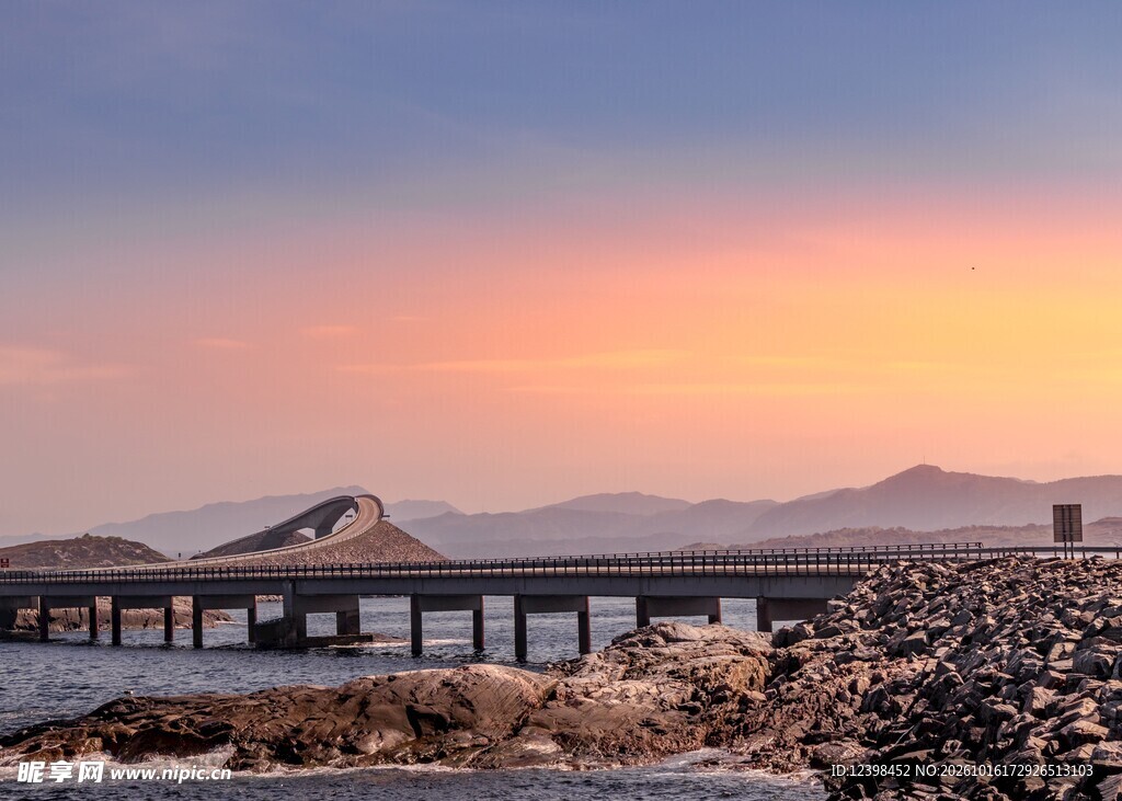 黄昏海岸远山风光