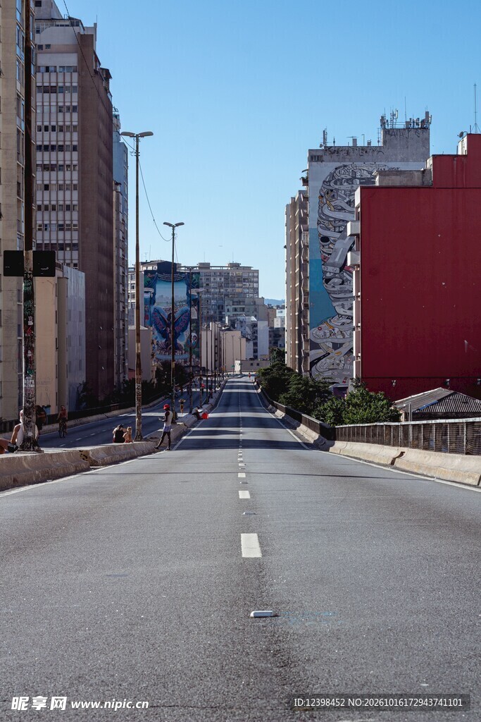 晴朗城市空荡街道