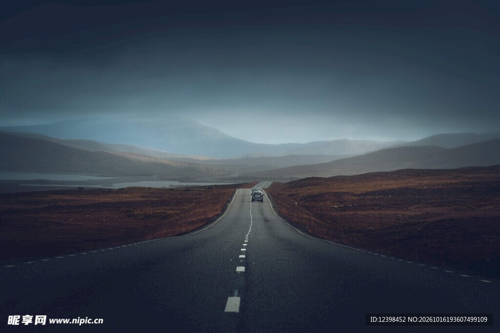 暮色下的荒野公路