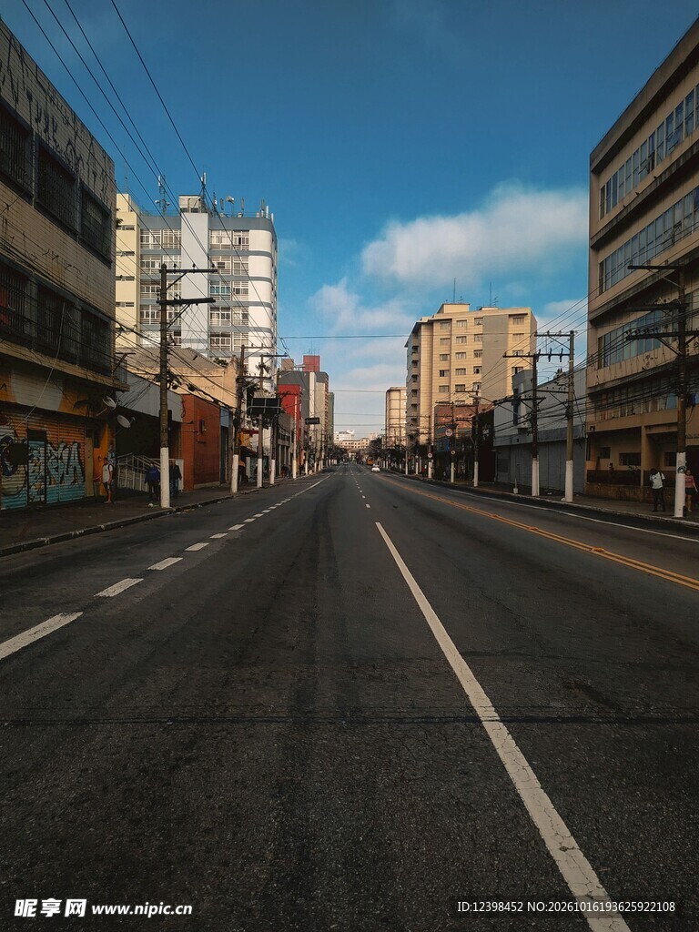 晴日城市空荡街道