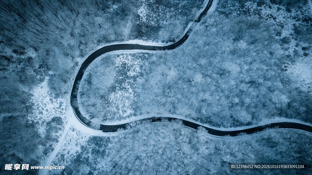 航拍寒地蜿蜒公路