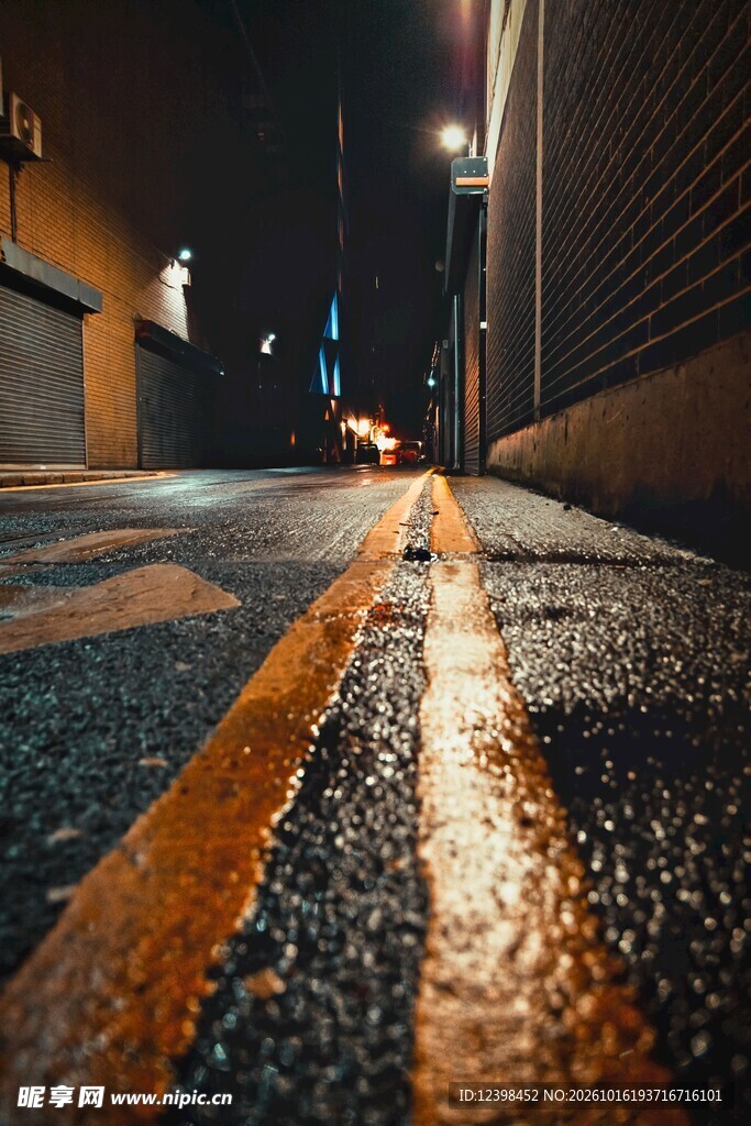 雨夜城市街道夜景